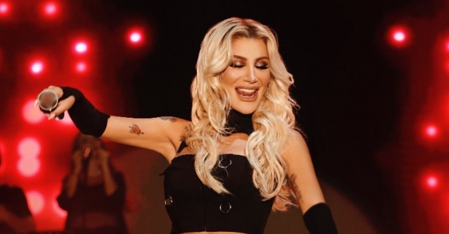 İrem Derici'den 'Yaz Günü'ne görsel şölen