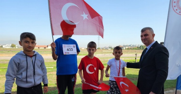 Gölcük'te 100. yıla koştular