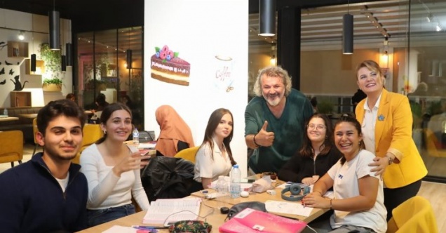Tiyatro sanatçısından Leyla Atakan Kütüphanesi'ne ziyaret