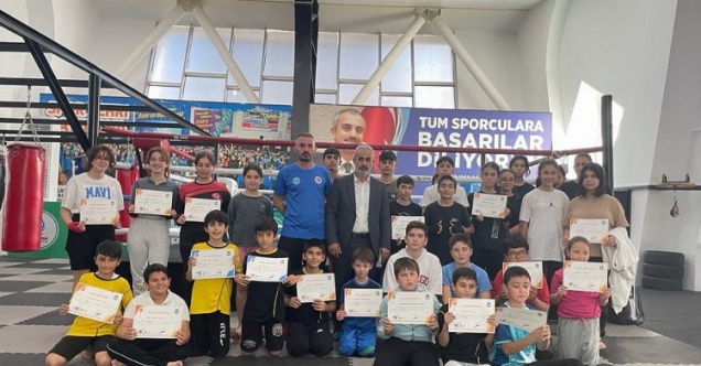 Yeni kick boks sporcuları kuşak diplomalarını aldı