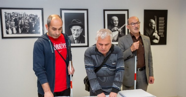 Bursa'da 'Aşık Veysel' fotoğraf sergisinde bir ilk... Fotoğrafları dokunarak anladılar