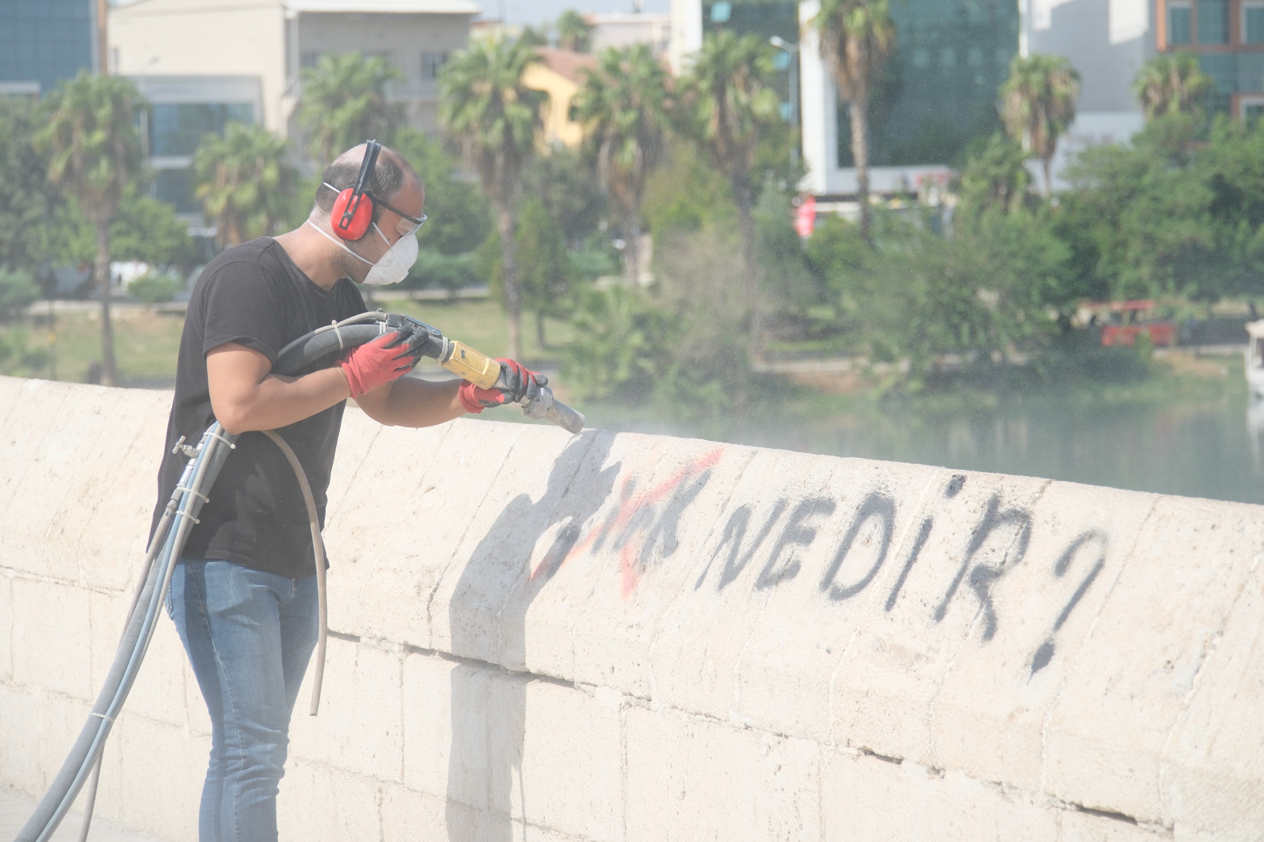Adana Taşkörü'de sprey boya temizliği yapıldı