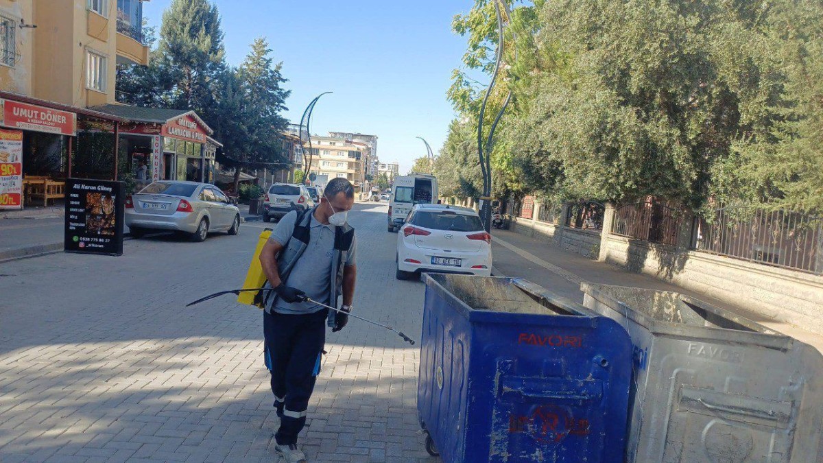 Adıyaman Belediyesi, ilaçlama çalışmaları için sahada