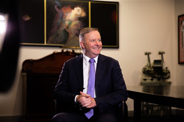 Albanese, Solomon Adaları Başbakanı Manele ile bir araya geldi