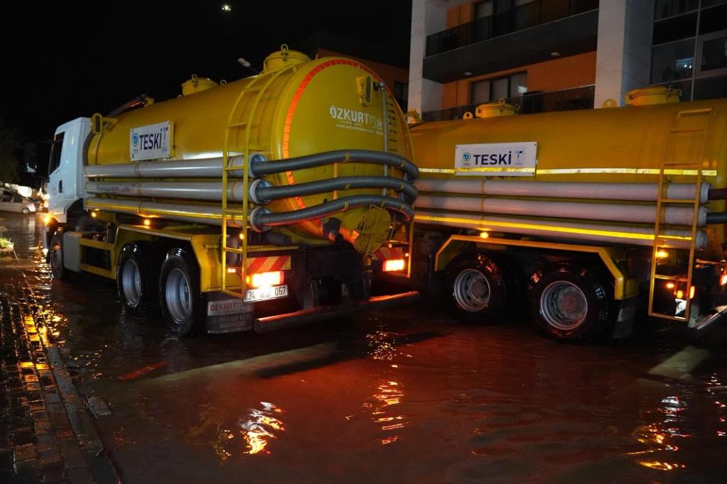 Ani Sağanak Sonrası Büyükşehir ve TESKİ Ekipleri Harekete Geçti