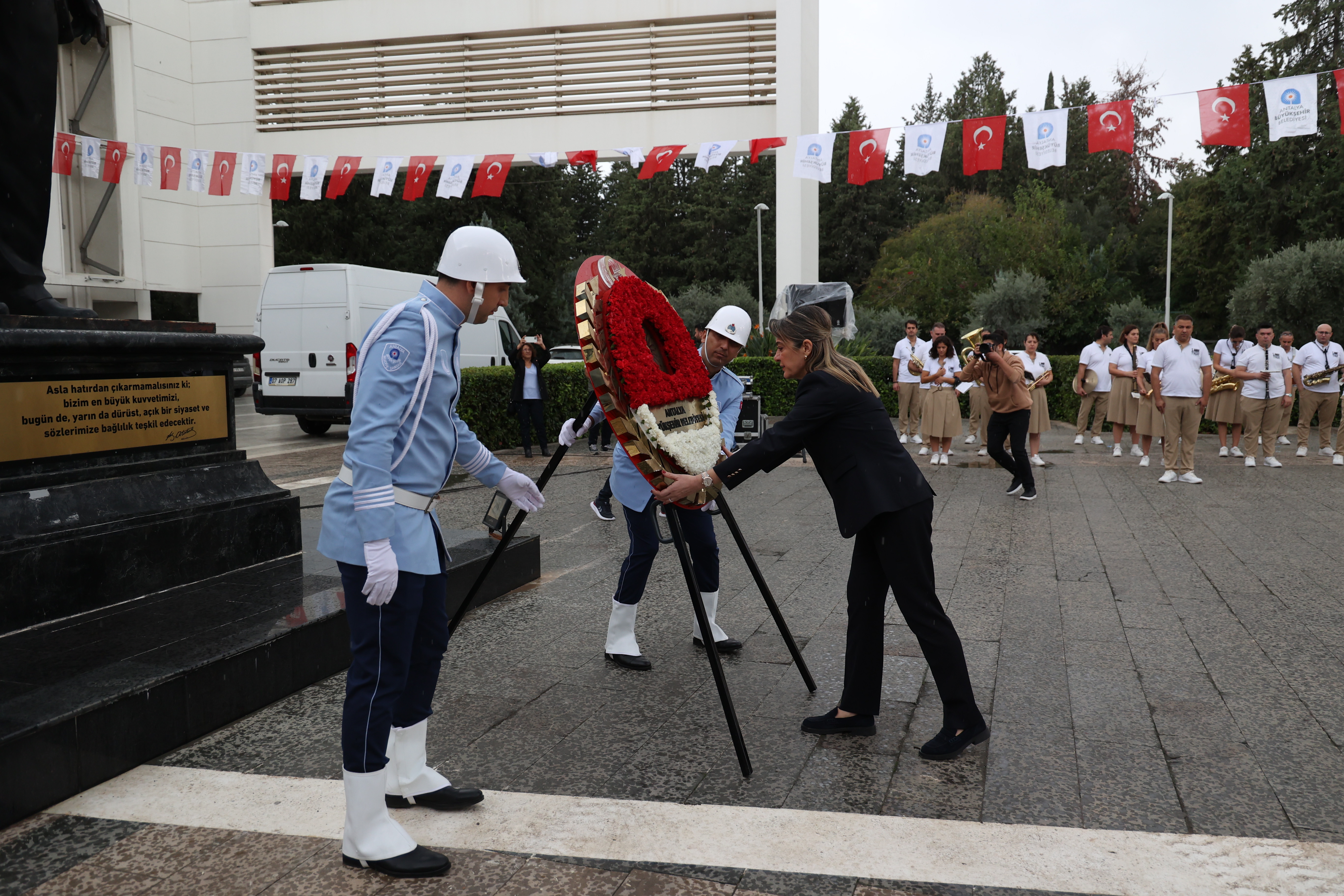 Antalya'da Atatürk Anıtı’na çelenk sunuldu