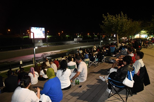 Balıkesir'de 12 Dev Adam'ın maçı dev ekranda izlendi