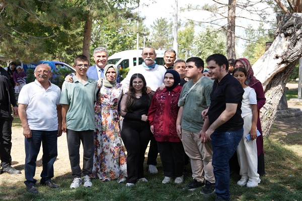 Başkan Beşikcioğlu, özel gereksinimli vatandaşlarla piknikte buluştu
