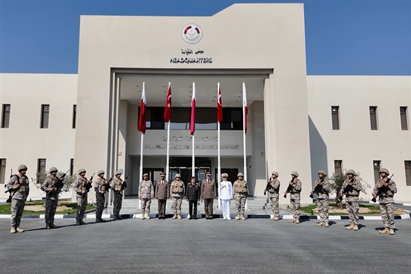 Bayraktaroğlu, Katar'da komutanlıkları ziyaret etti