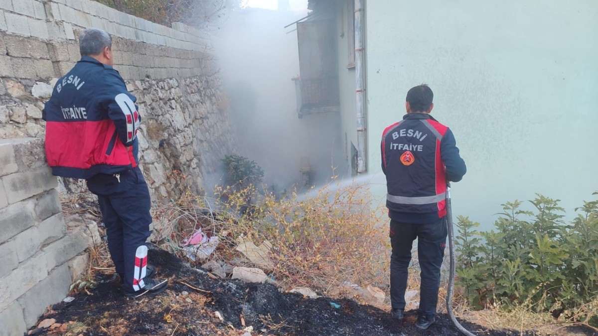 Besni’de çıkan atık yangını kontrol altına alındı  - Videolu Haber