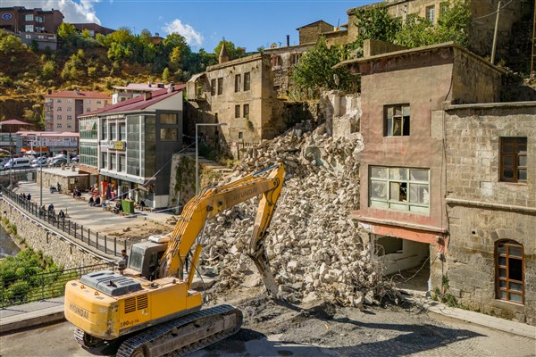 Bitlis'te tehlike arz eden metruk bina yıkıldı