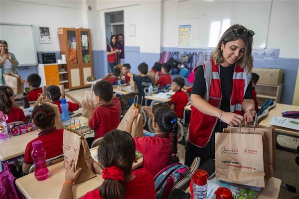 Bornova Belediyesi’nden öğrencilere destek