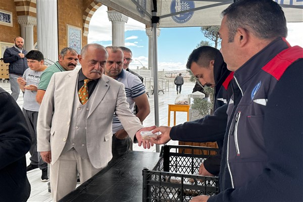 Çorum Belediyesi, Gaziler Günü'nde vatandaşlara helva ikram etti
