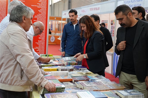 DBB Eş Başkanları, Diyarbakır Kitap Fuarı’nı ziyaret etti