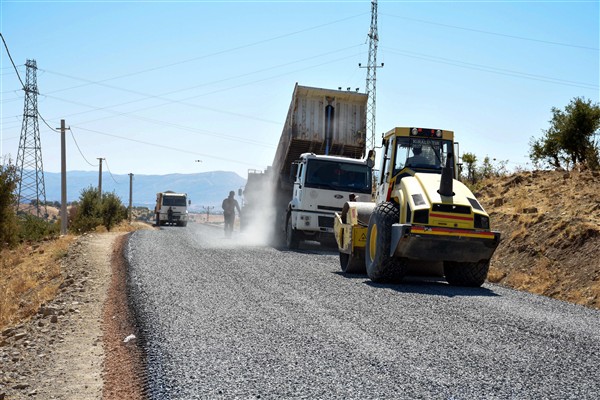 Diyarbakır'da kırsal mahallelerde yollar yenilendi