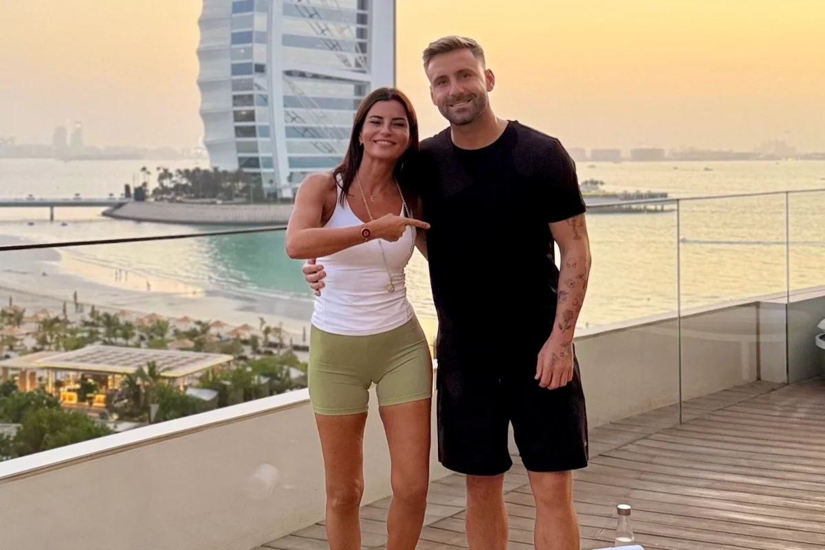 Ece Vahapoğlu’ndan Luke Shaw’a Yoga Dersi