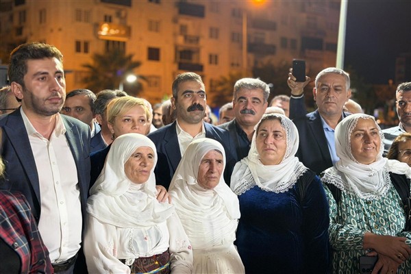 Eş Başkan Hatun, Akdeniz Belediyesi eş başkanlarının duruşmasına katıldı