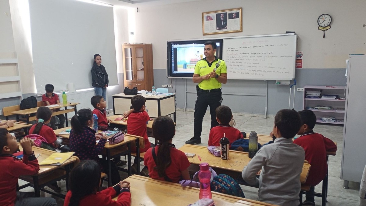 Gölbaşı’nda öğrencilere güvenli internet kullanımı ve trafik eğitimi verildi