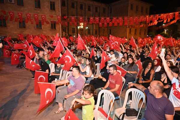 Isparta'da A Milli Basketbol Takımının maçı dev ekranda izlendi