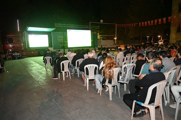 Isparta'da Fenerbahçe'nin maçını dev ekrandan izlendi