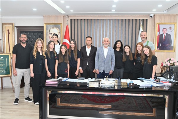 Isparta’nın ilk profesyonel kadın voleybol takımı, Başkan Başdeğirmen’i ziyaret etti