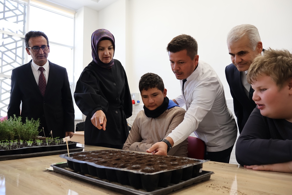 Karaman Vali Yardımcısı Çiçekli, özel eğitim öğrencileriyle buluştu