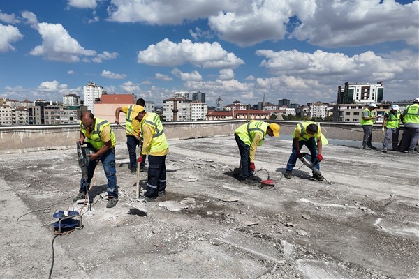 Kayseri Büyükşehir Belediyesi, Tacettin Katlı Otoparkı'nın çatısını yeniliyor