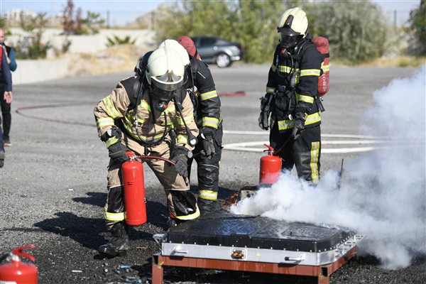 Kayseri Büyükşehir İtfaiyesi'nden lityum iyon batarya yangın tatbikatı
