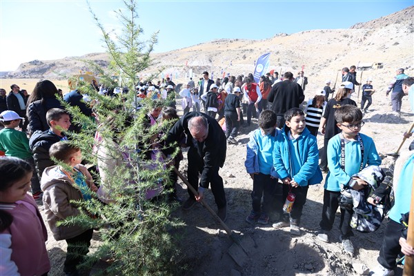 Kayseri’de 3 bin fidan toprakla buluşturuldu