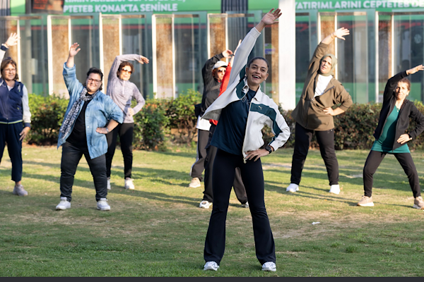 Konak’ta açık havada sabah sporları devam ediyor