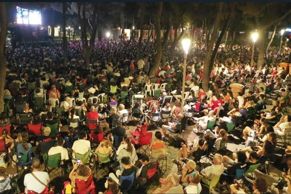 Konyaaltı Belediyesi, EuroBasket finali için dev ekran kurdu