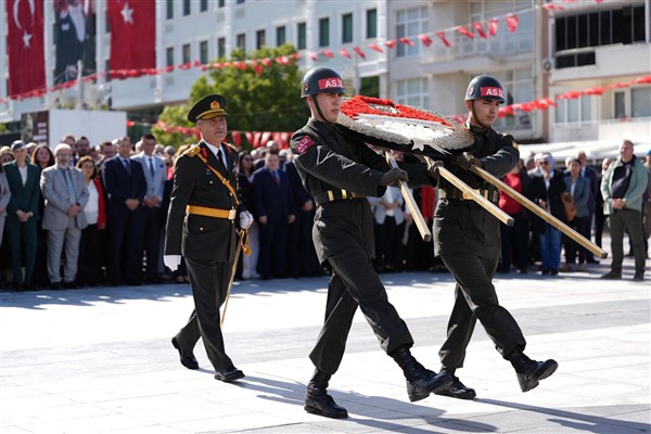 Manisa'da 29 Ekim çelenk sunumuyla başladı