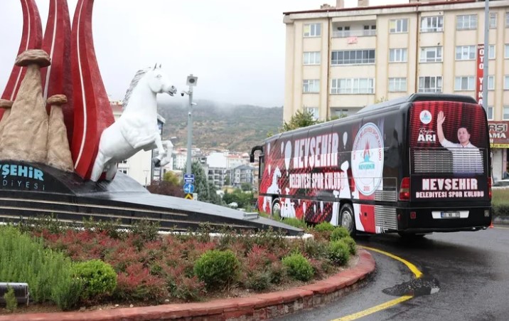 Nevşehir Belediye Başkanı Arı, SK Otobüsünü Sürdü