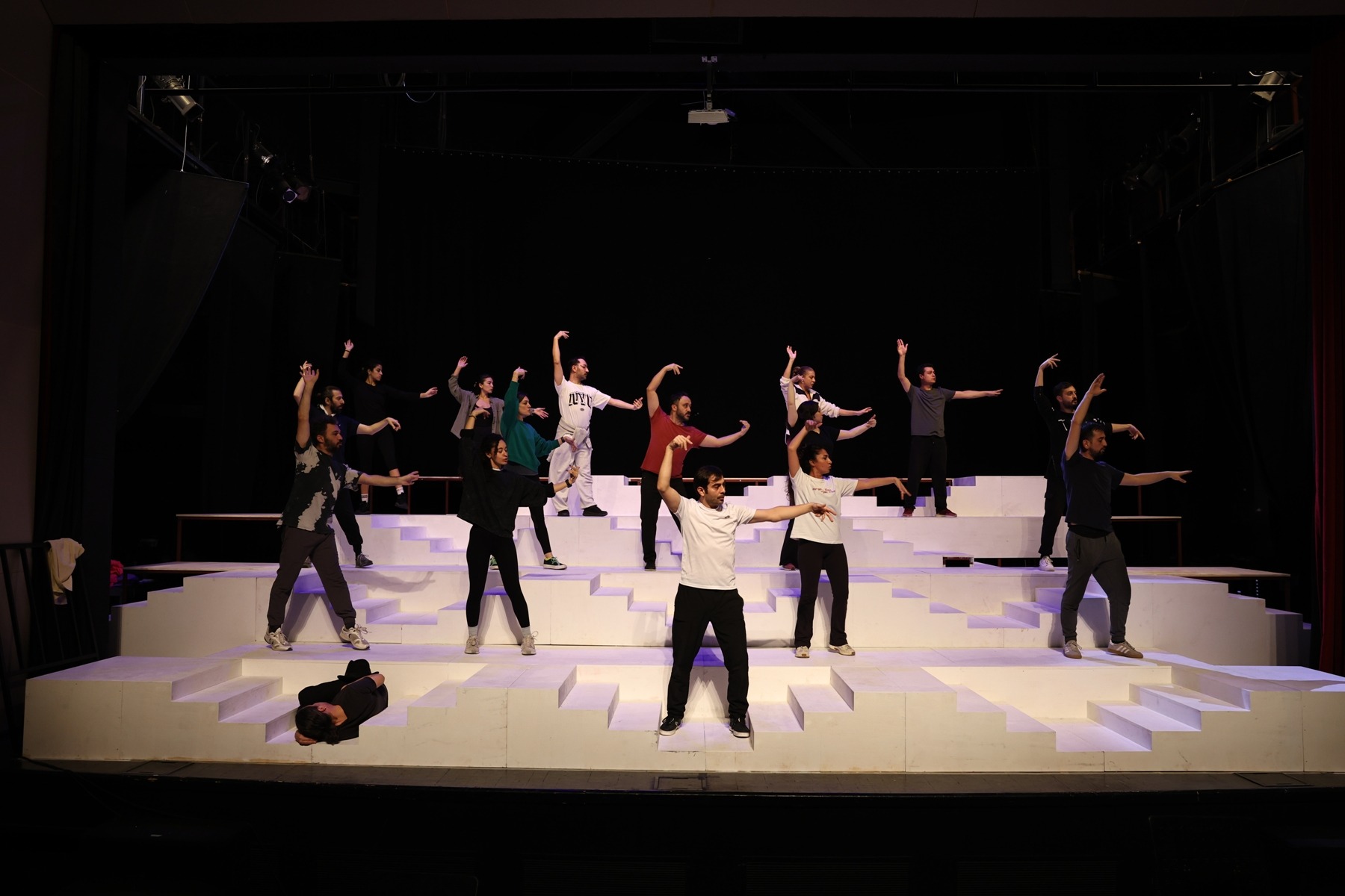 Nilüfer Kent Tiyatrosu, ‘Lüküs Hayat’ müzikaliyle yeni sezona başlıyor