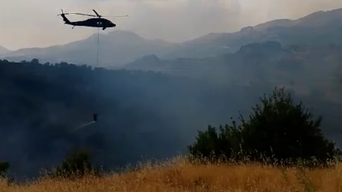 Orman yangını helikopter desteğiyle kontrol altına alındı  - Videolu Haber