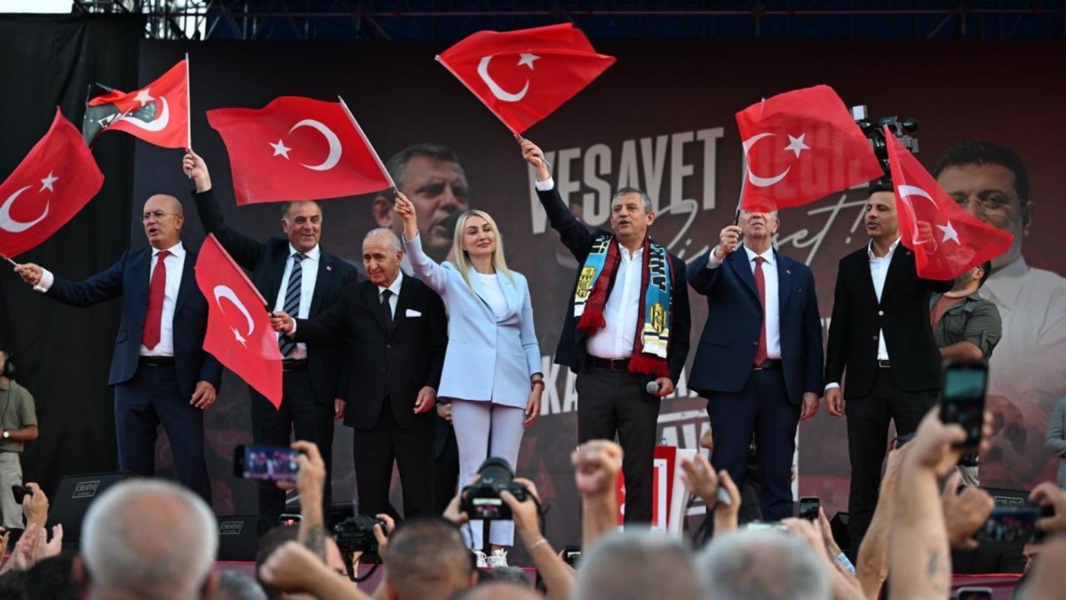 Özgür Özel: 'Seçimli Otoriterlik Kuranlar Seçimsiz Diktatörlüğe Geçmenin Hevesi İçindeler'