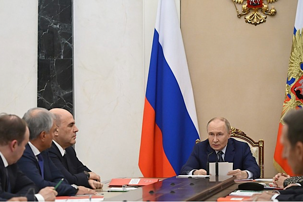 Putin, Rusya'nın ABD ile nükleer silah sınırlamalarına bir yıl daha uyacağını söyledi