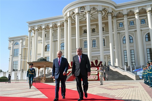 Putin, Tacikistan Devlet Başkanı Rahman ile görüştü