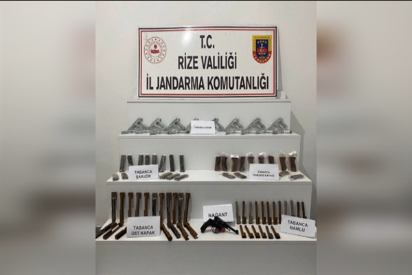 Rize'de 13 adet şarjör, 13 adet tabanca kabzası ele geçirildi