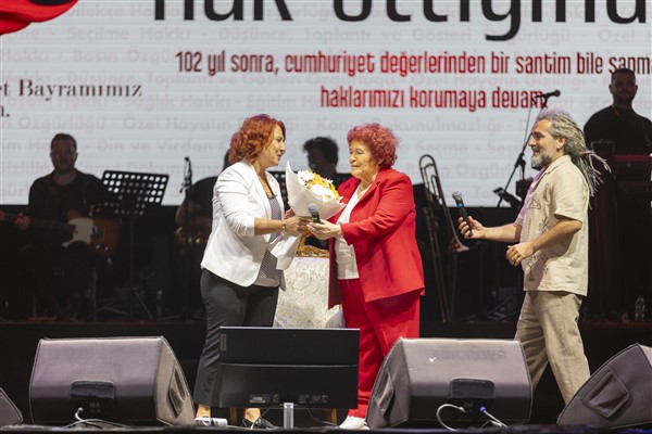 Selda Bağcan, Mersin'de sahne aldı