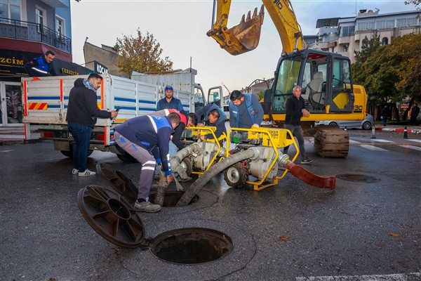 Uşak'ta kente su arzı sağlayan hattaki arıza onarılıyor