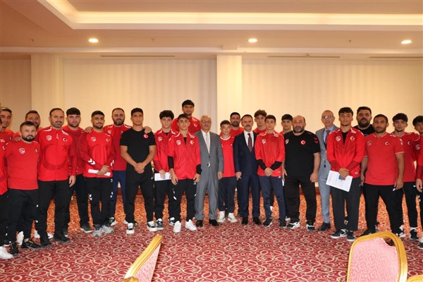 Vali Aktaş, Kocaeli’nde kampa giren milli güreşçileri ziyaret etti