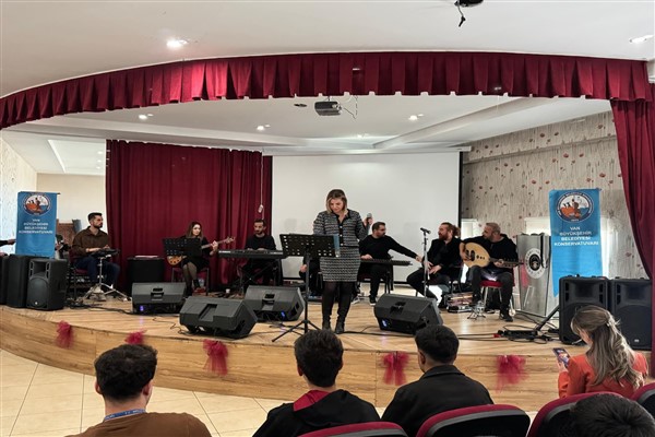 Van Büyükşehir Belediyesi'nden okul konseri etkinliği