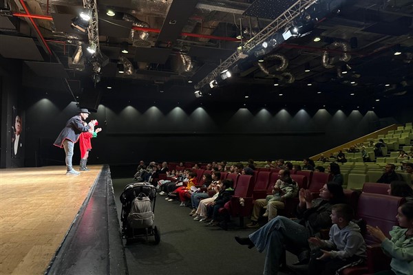 Yalova'da “Makarino” oyunu sahnelendi